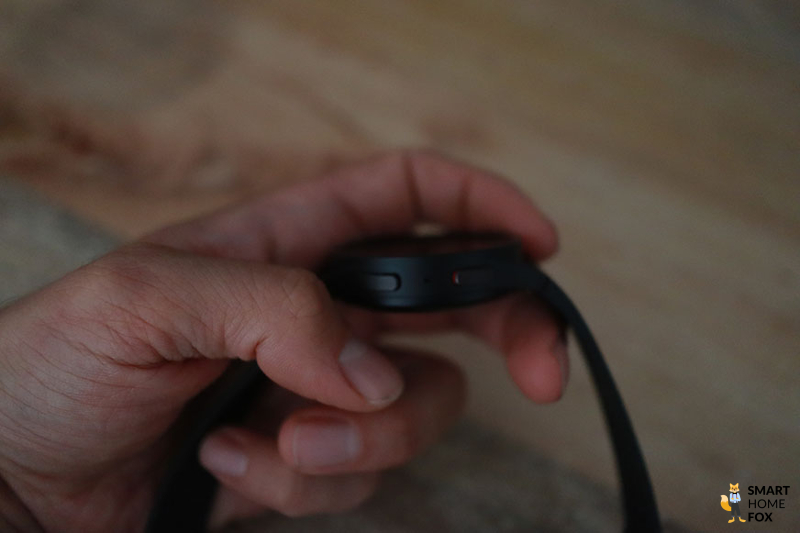 Man sieht die seitlichen Tasten der Galaxy Watch 5 Pro.
